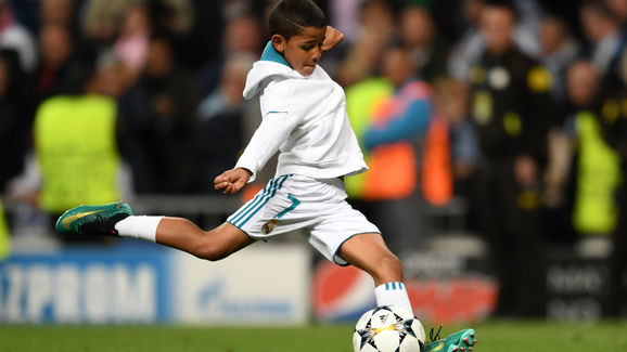 Con trai C.Ronaldo tiếp tục gây "sốt" với siêu phẩm 6 con trai cr7 ghi ban